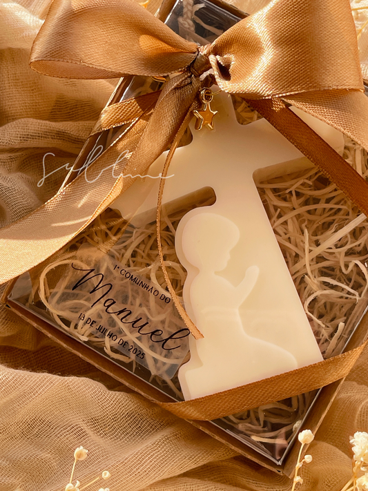 Pack de Velas Decorativas Cruz com Menino ou Menina Orando – Lembrança Personalizada para Batismo e Primeira Comunhão