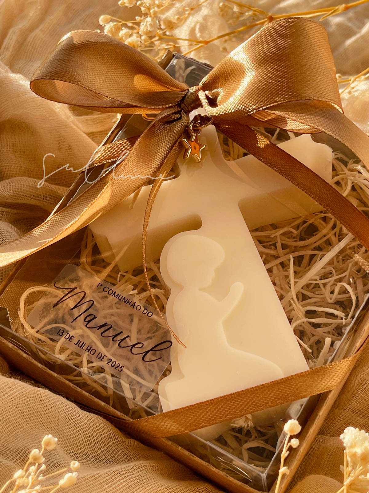 Pack de Velas Decorativas Cruz com Menino ou Menina Orando – Lembrança Personalizada para Batismo e Primeira Comunhão