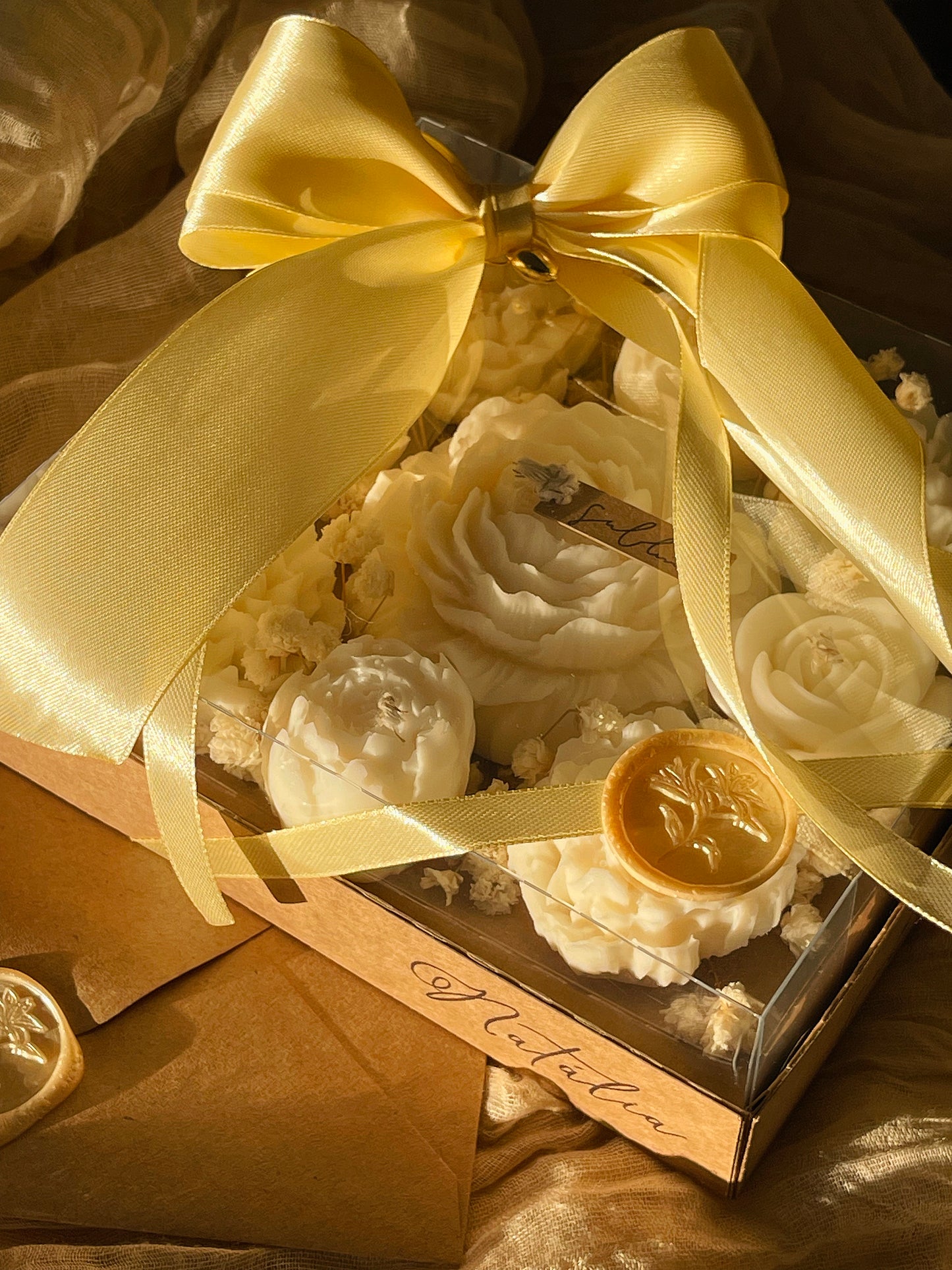 Arranjo de Velas e Flores Eternas – Presente Personalizado para Madrinhas, Noivas, Aniversariantes, Mães e Avós