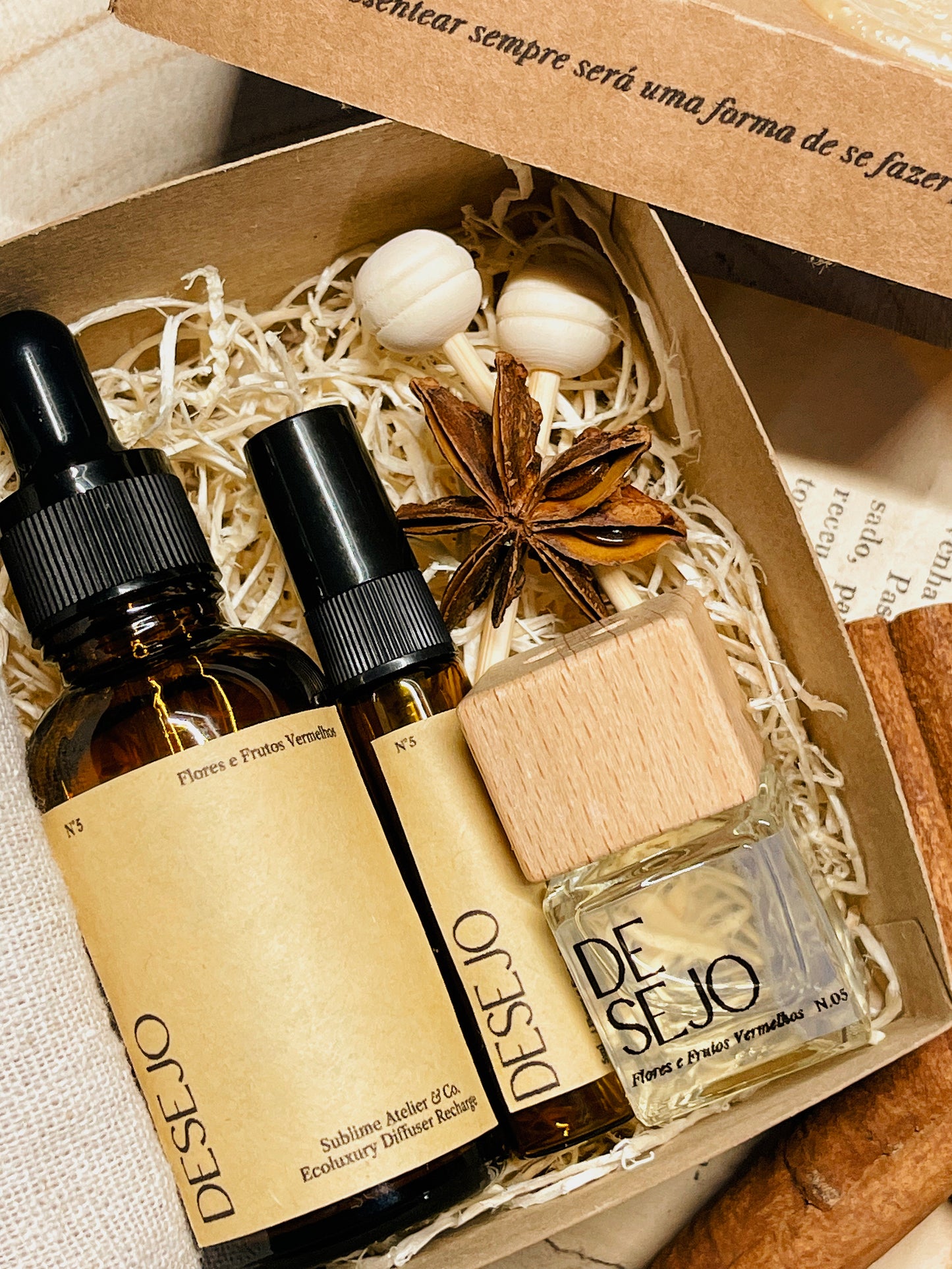 Coffret Aromático para Carro – Difusor de Varetas, Refil e Perfume de Ambiente | n°05 Desejo - Flores e Frutos Vermelhos