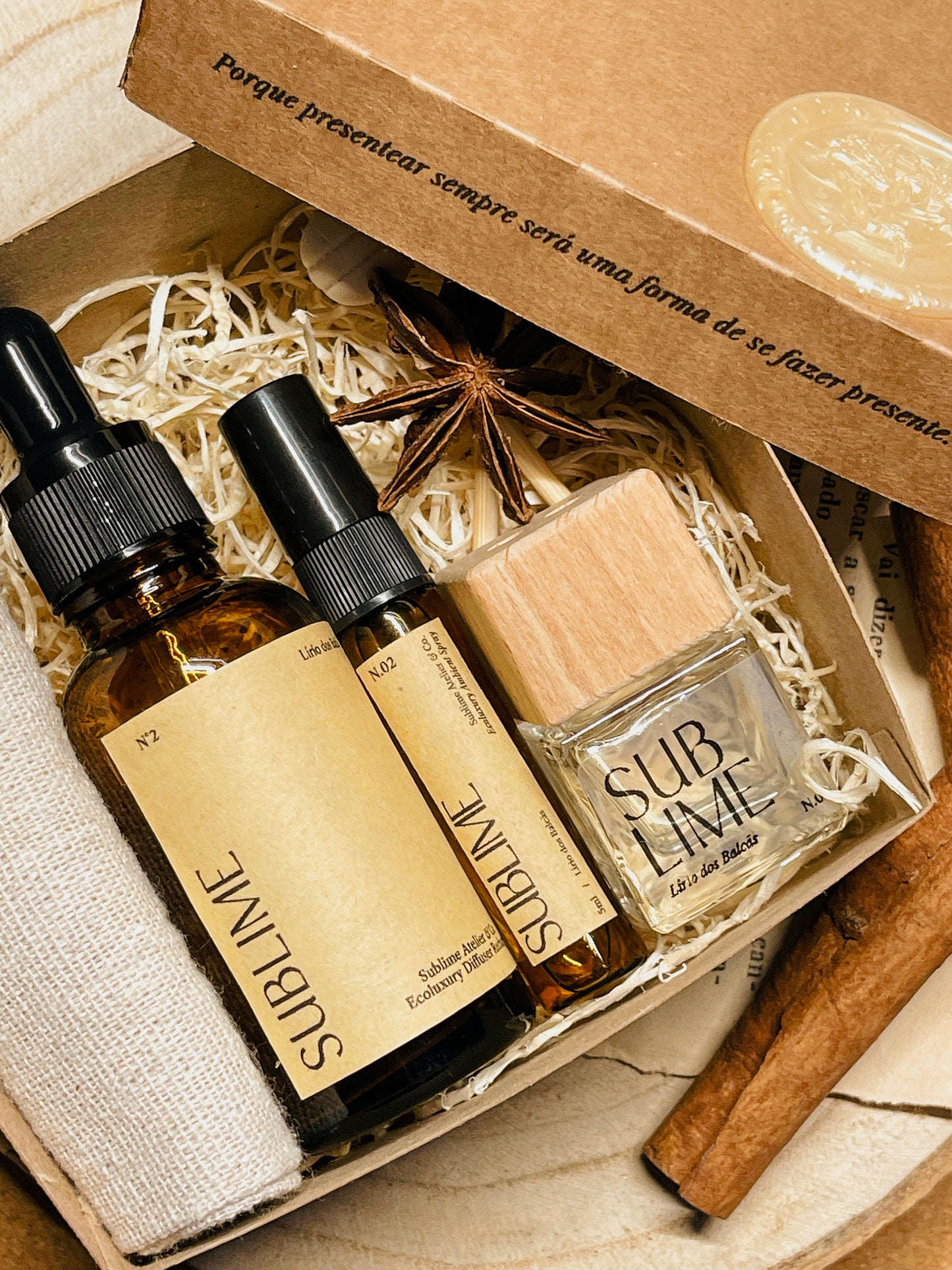Coffret Aromático para Carro – Difusor de Varetas, Refil e Perfume de Ambiente | n°02 Sublime - Lírio dos Balcãs