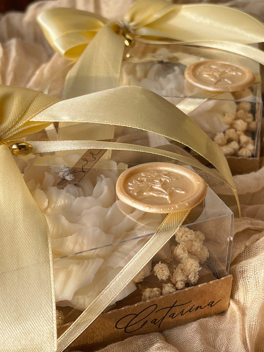 Vela Decorativa Peônia Eterna em Cúpula de Presente