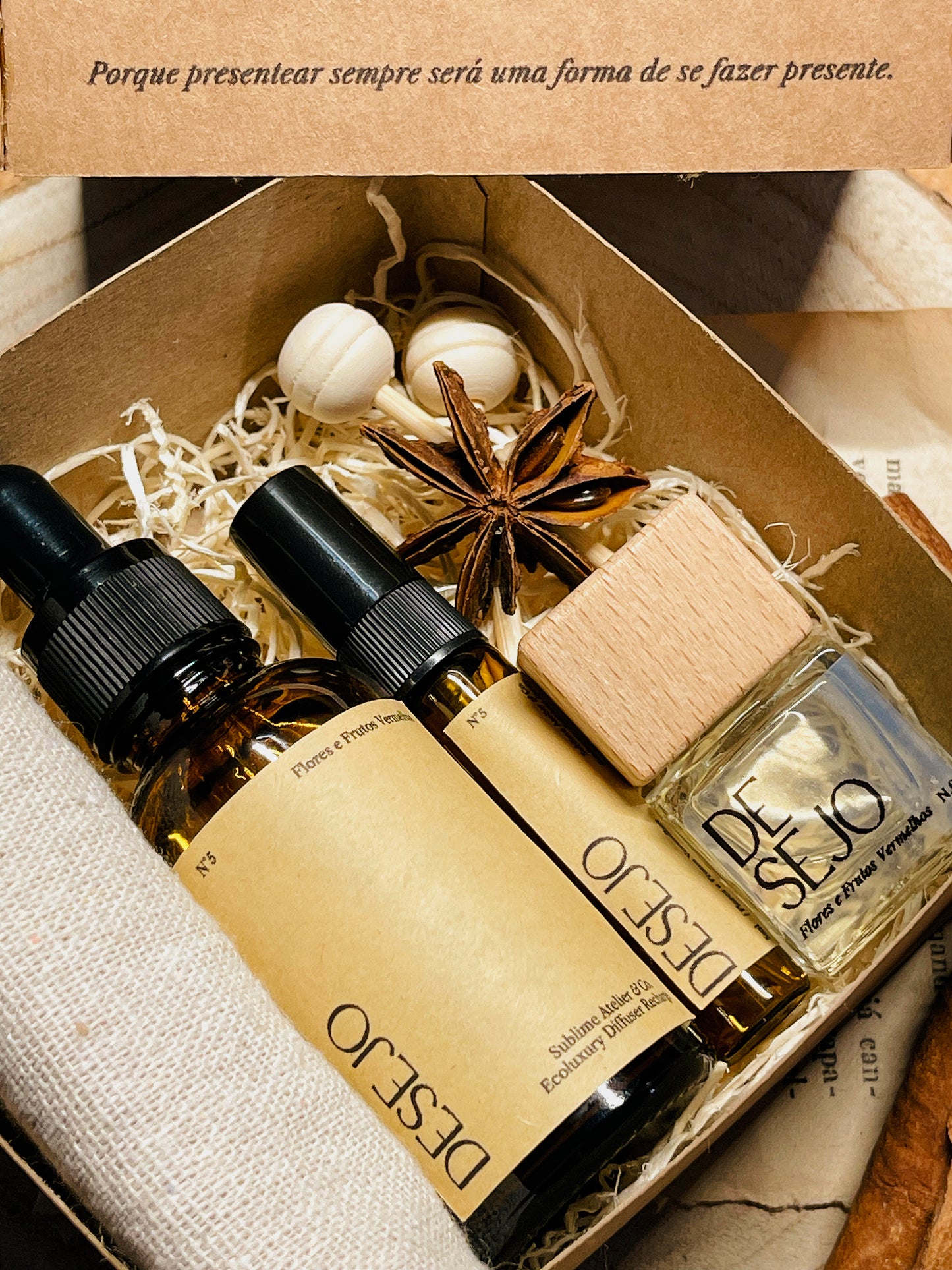 Coffret Aromático para Carro – Difusor de Varetas, Refil e Perfume de Ambiente | n°05 Desejo - Flores e Frutos Vermelhos