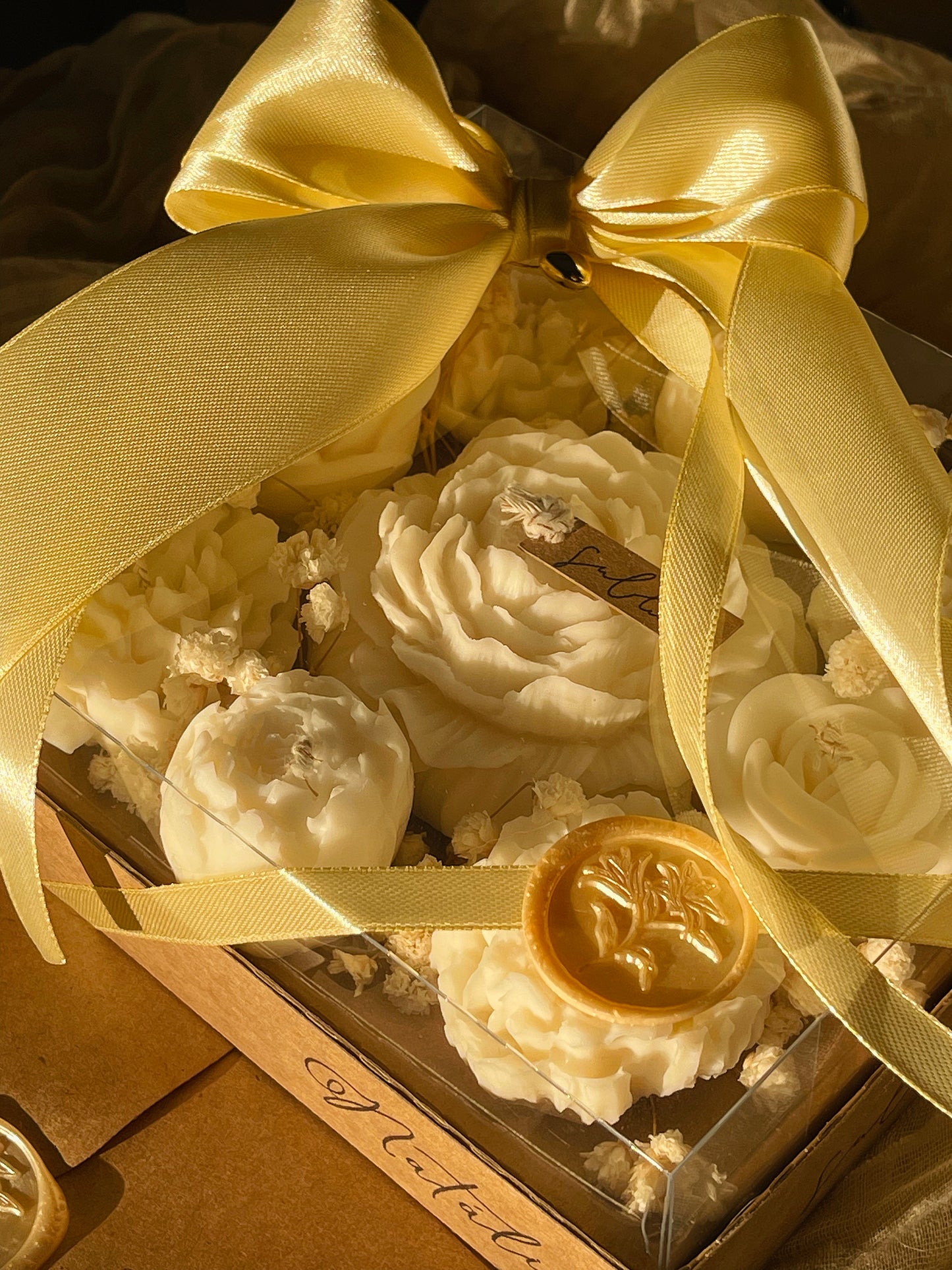 Arranjo de Velas e Flores Eternas – Presente Personalizado para Madrinhas, Noivas, Aniversariantes, Mães e Avós