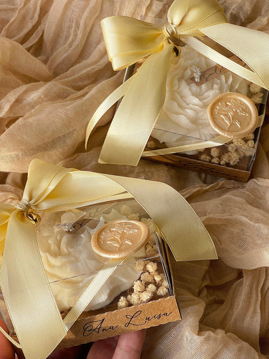 Vela Decorativa Peônia Eterna em Cúpula de Presente