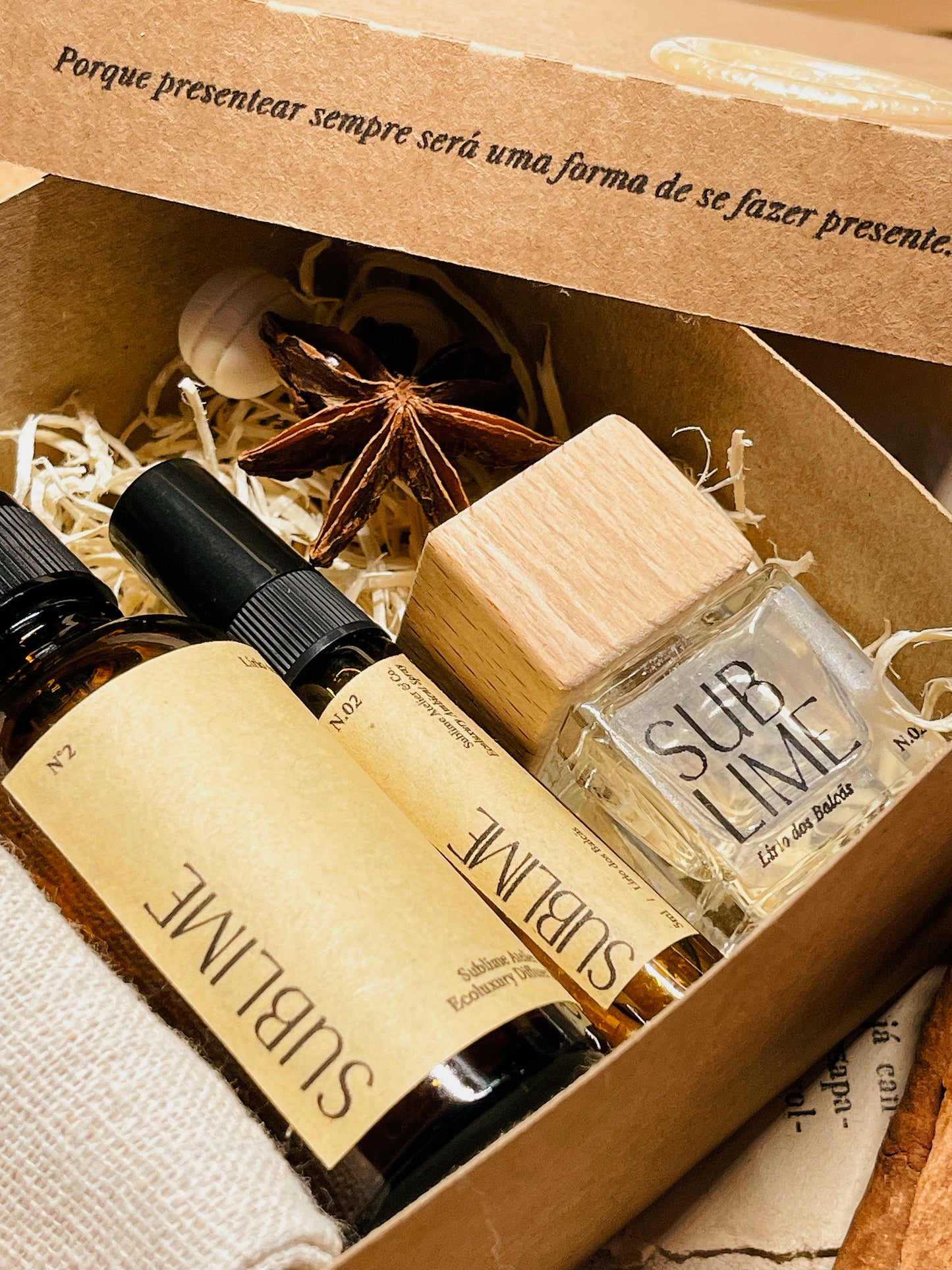 Coffret Aromático para Carro – Difusor de Varetas, Refil e Perfume de Ambiente | n°02 Sublime - Lírio dos Balcãs