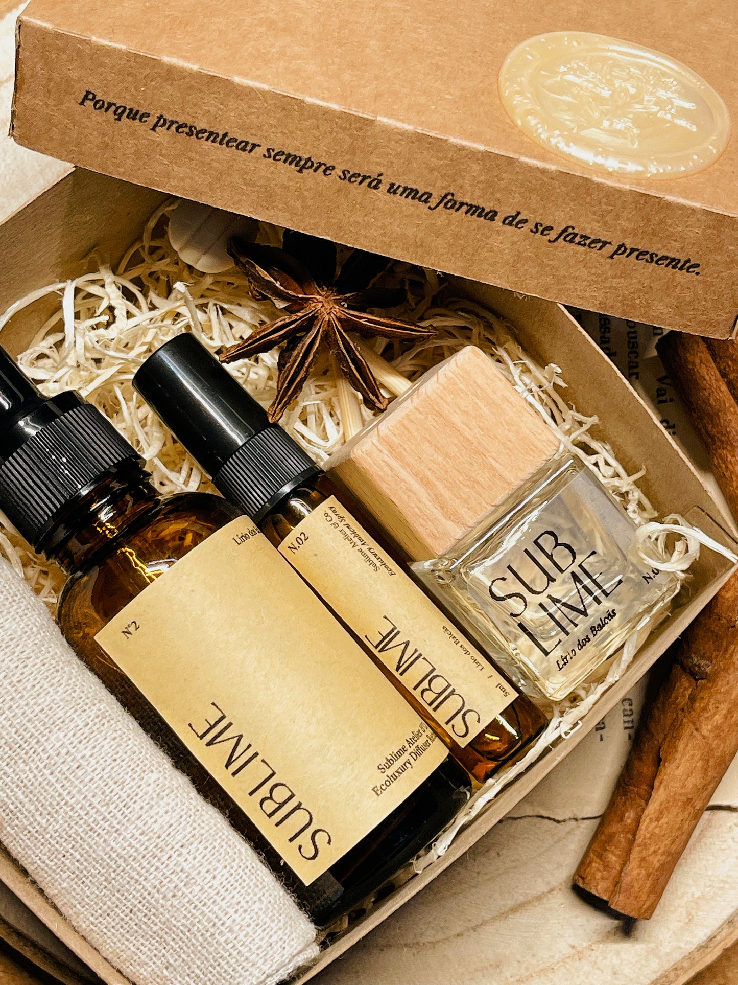 Coffret Aromático para Carro – Difusor de Varetas, Refil e Perfume de Ambiente | n°02 Sublime - Lírio dos Balcãs