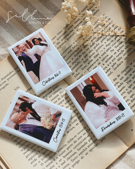Íman Polaroid Personalizado em Cerâmica – Foto com Frase ou Código Spotify