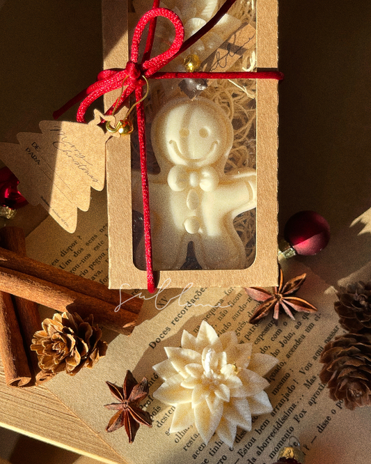 Coffret de Natal - Duo de Velas: Gingerbread e Flor Natalina Branca