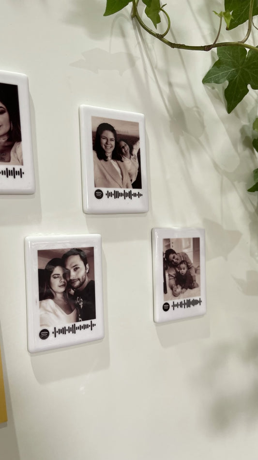 Íman Polaroid Personalizado em Cerâmica – Foto com Frase ou Código Spotify